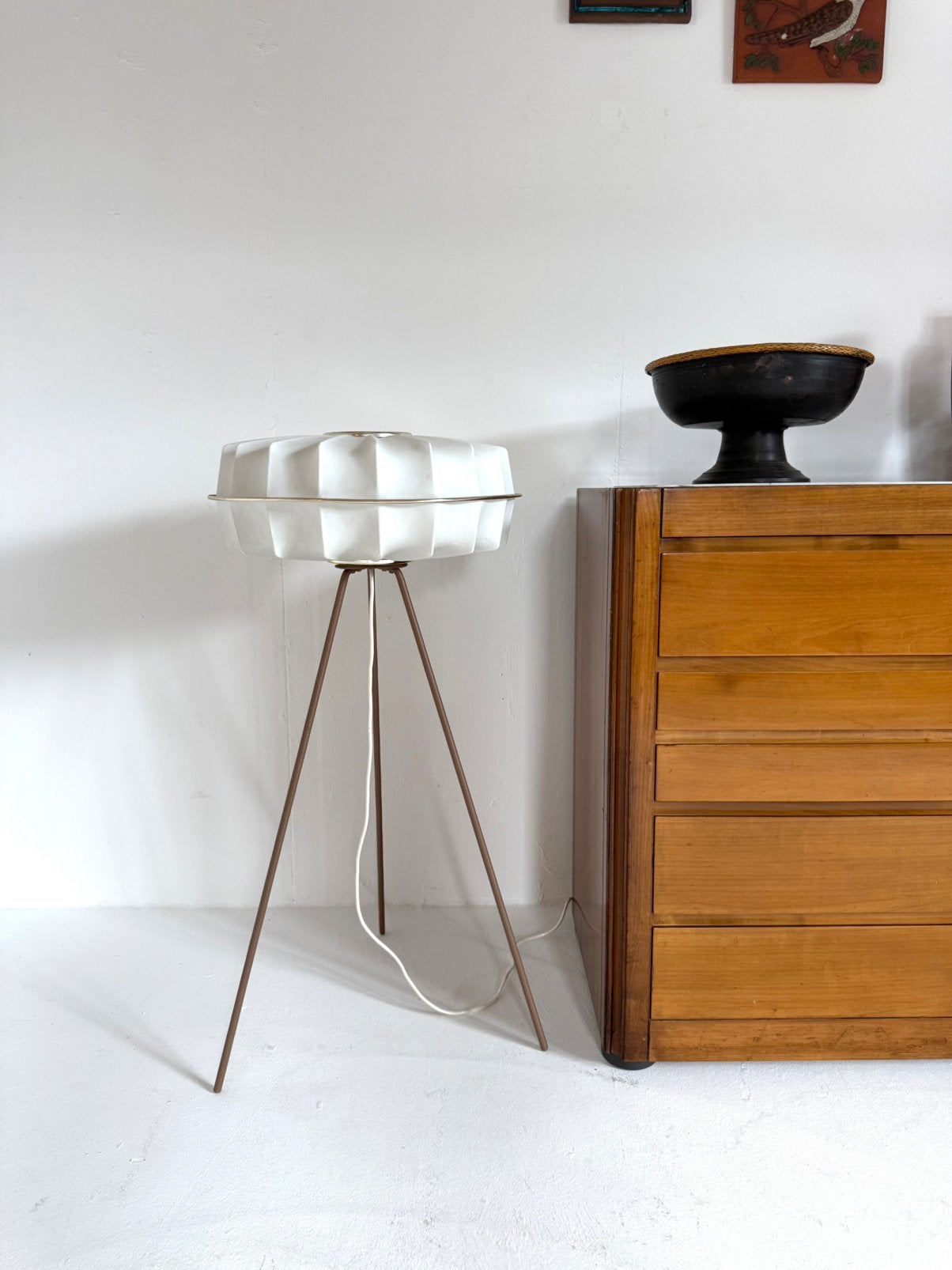 Vintage ‘Ufo’ tripod vloerlamp, Duitsland ‘70, Kunststof, Vintage retro buisframe design rotan webbing papercord deens, Zo goed als nieuw