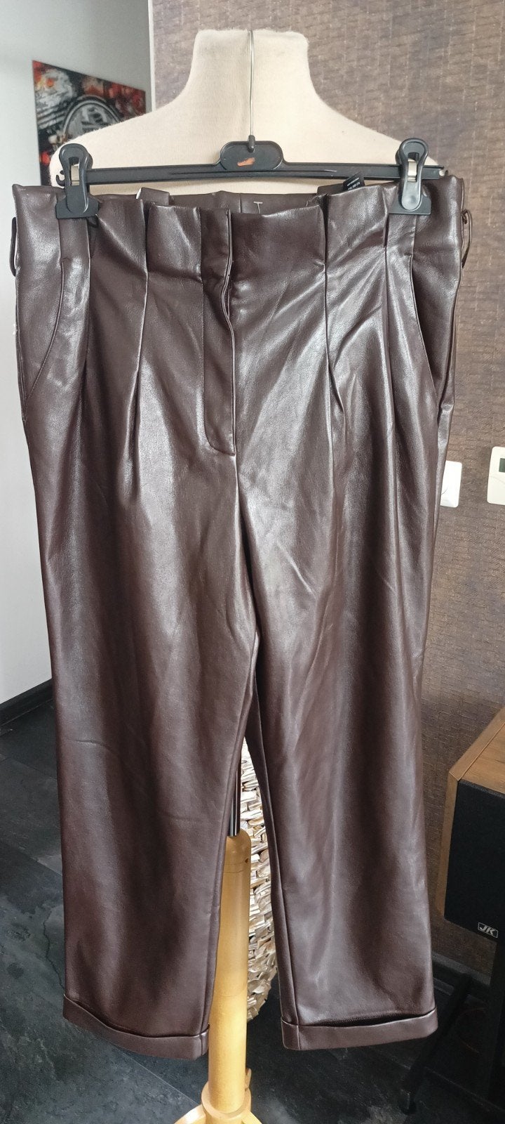Mooie 3/4 imitatie leren broek van Nikkie hoog model maat 42, Kleding | Dames, Ophalen, Bruin, Maat 42/44 (L), Zo goed als nieuw