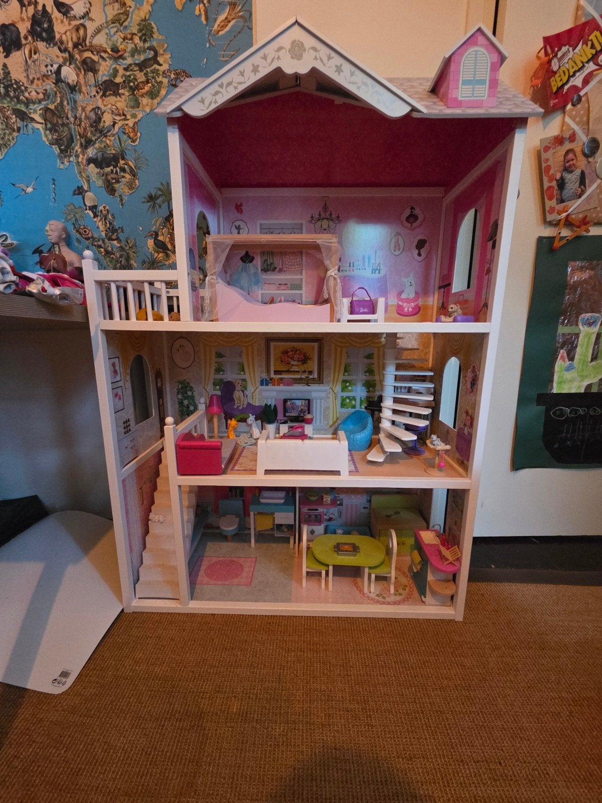 Groot houten poppenhuis met meubels, 124 cm hoog, Ophalen, Zo goed als nieuw, Poppenhuis