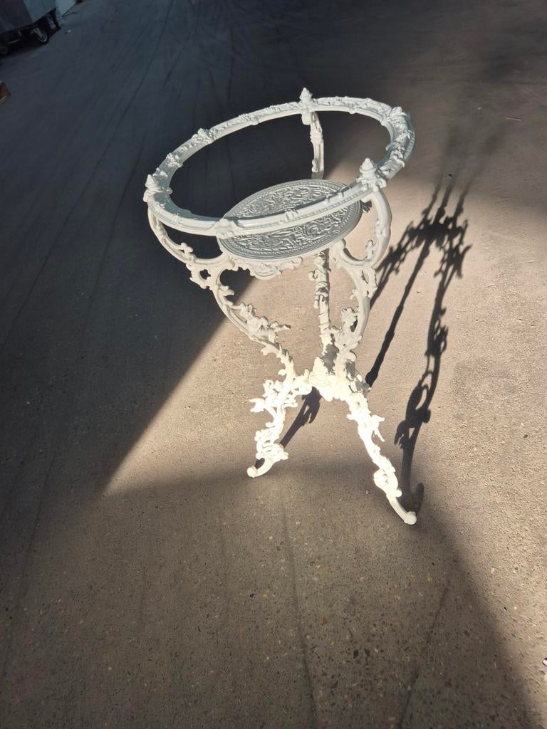 2 Plantentafels/bijzettafels in een klassieke Rococo stijl., Ophalen, Overige materialen, Minder dan 55 cm, Rococo