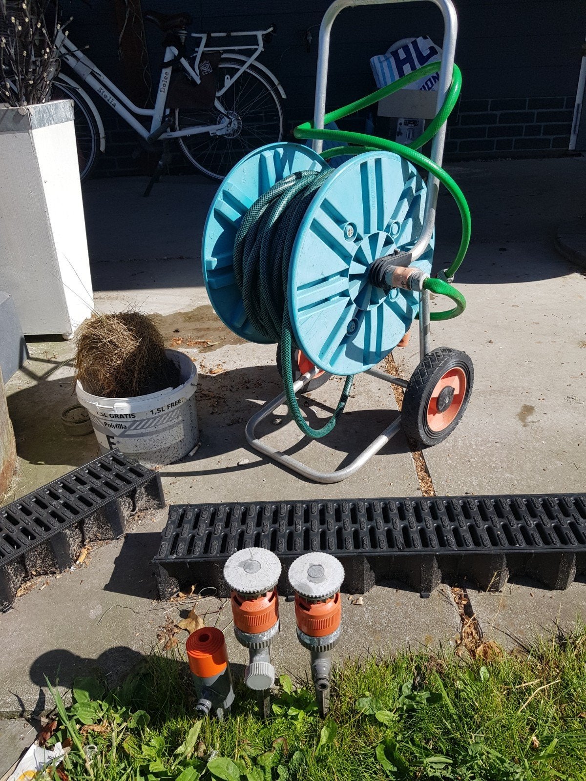 Gardena sproeiers en slangenwagen, Ophalen