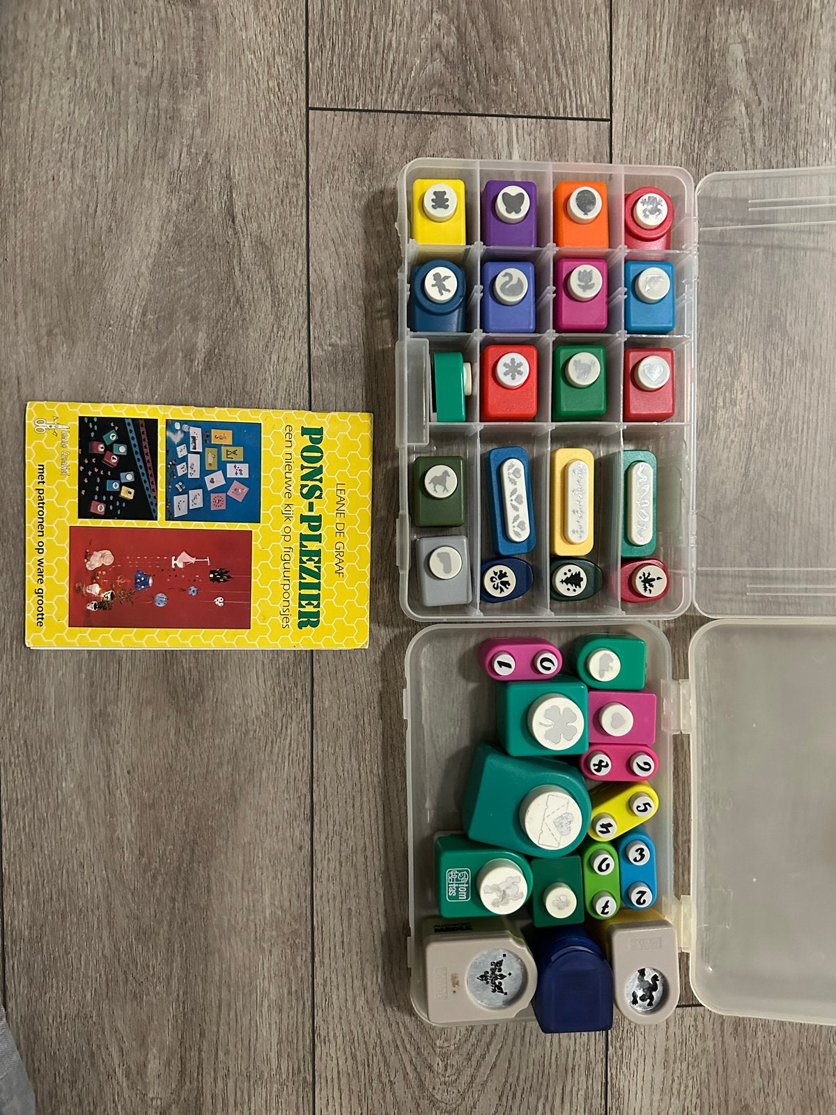 Grote collectie ponsen met boek 'Pons-Plezier', Gebruikt, Overige thema's, Meerkleurig, Ophalen of Verzenden