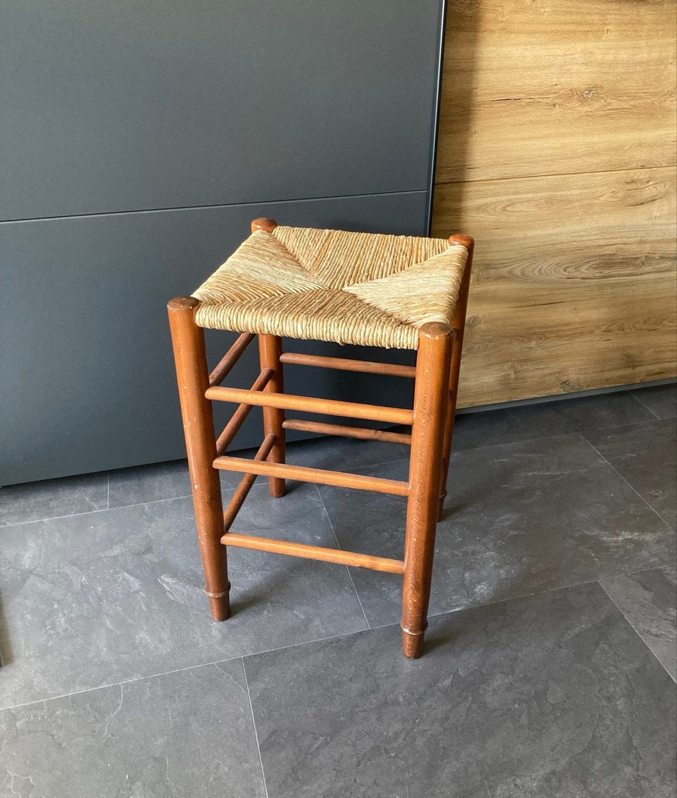 Oude brocante kruk met rieten zitting €15,- vaste prijs, Ophalen of Verzenden, Gebruikt, Hout