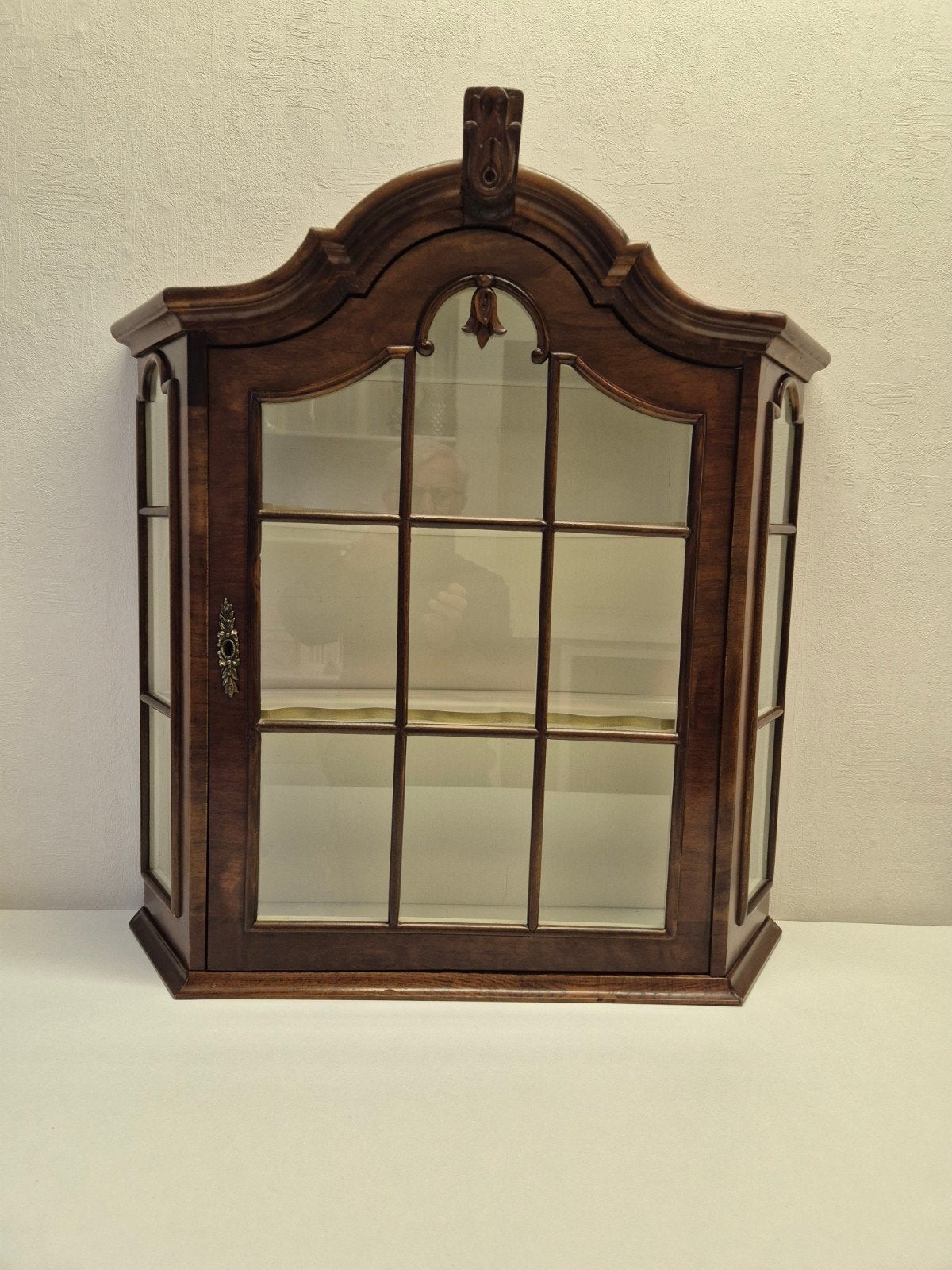Klassieke wortelnoten hangvitrine met glazen deur, Ophalen
