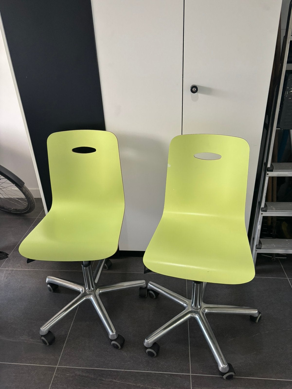 2 groene bureaustoelen, Ophalen, Zo goed als nieuw, Groen