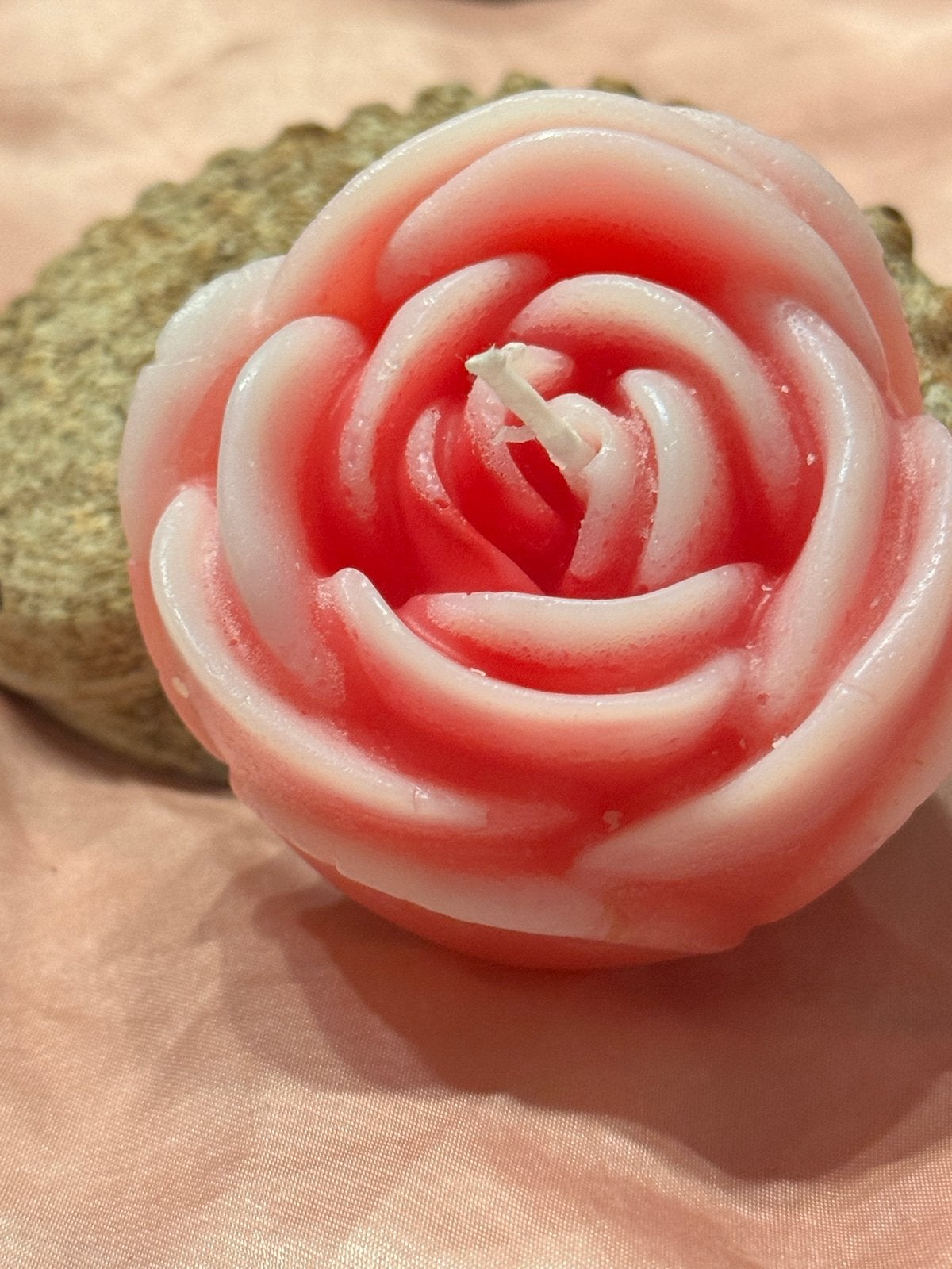 Roze roos kaars - Decoratieve bloemkaars, Huis en Inrichting, Woonaccessoires | Kandelaars en Kaarsen, Verzenden, Roze, Kaars