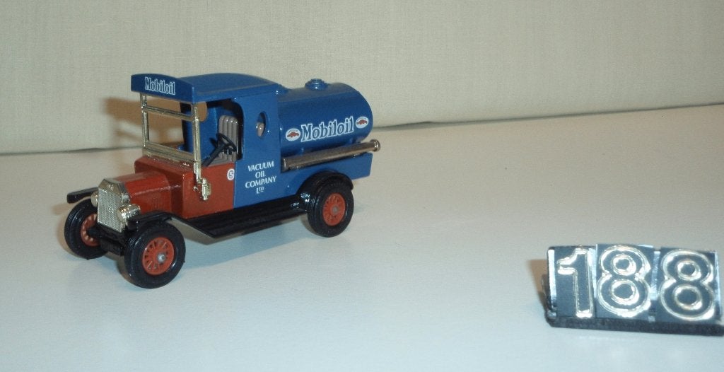 Te koop modelauto T ford 1912 -tankwagen - mobiloil, Ophalen of Verzenden, Zo goed als nieuw, Auto's