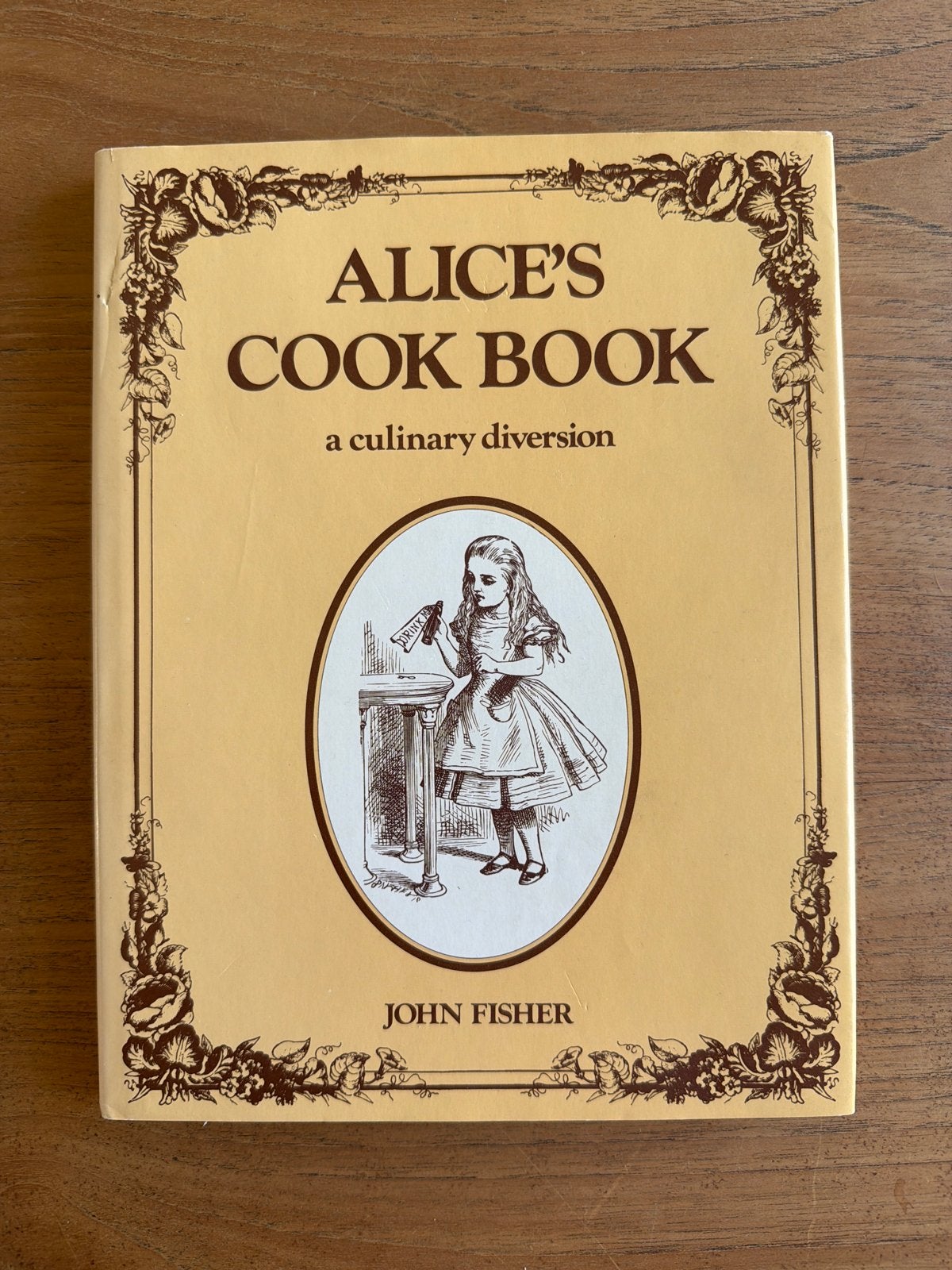 Alice's Cook Book - John Fisher (1975), Boeken, Ophalen of Verzenden, Gelezen, Overige gebieden, Hoofdgerechten