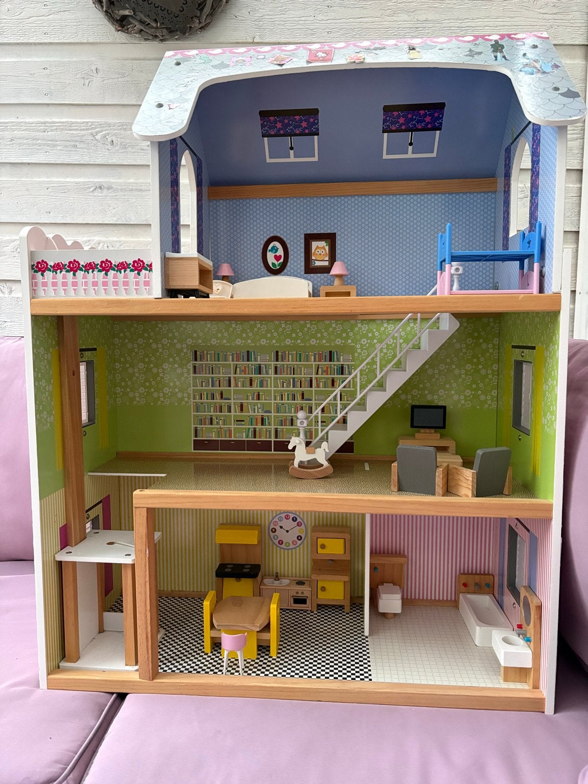 Groot houten poppenhuis met meubels, Ophalen of Verzenden, Zo goed als nieuw, Poppenhuis