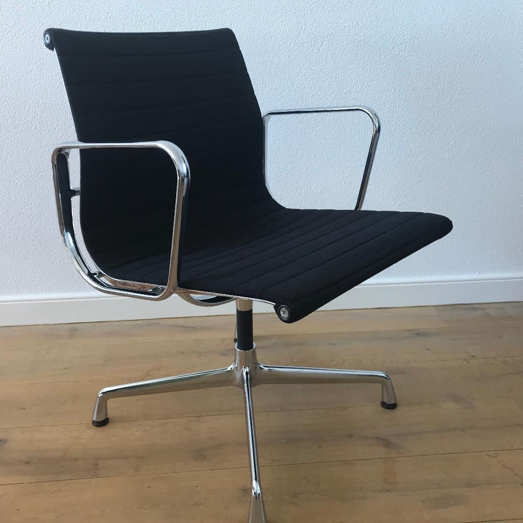 IZGS Vitra Eames Aluminium stoel EA 107 EA107 chroom, Ophalen of Verzenden, Zo goed als nieuw, Nvt, Nvt