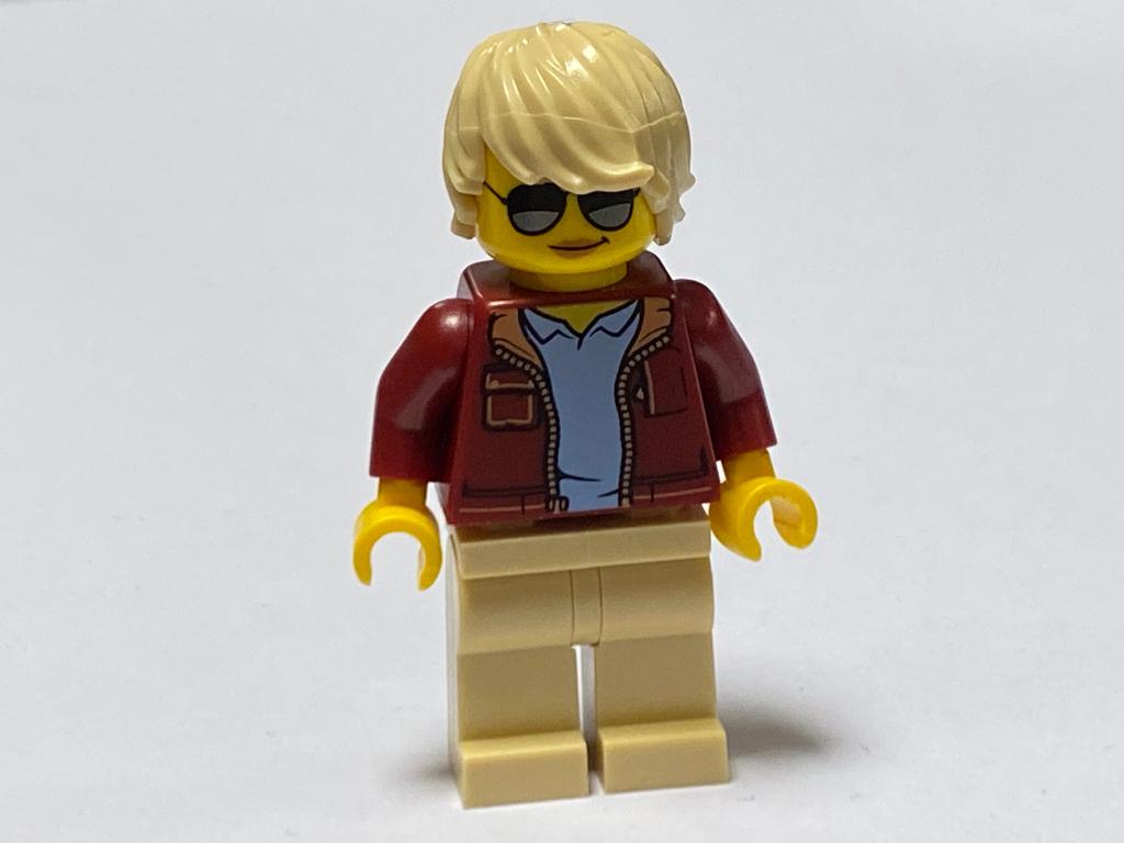 Lego Town Minifiguur twn360 vrouw met donkerrode jas, Overige thema's, Lego, Nieuw, Ophalen of Verzenden