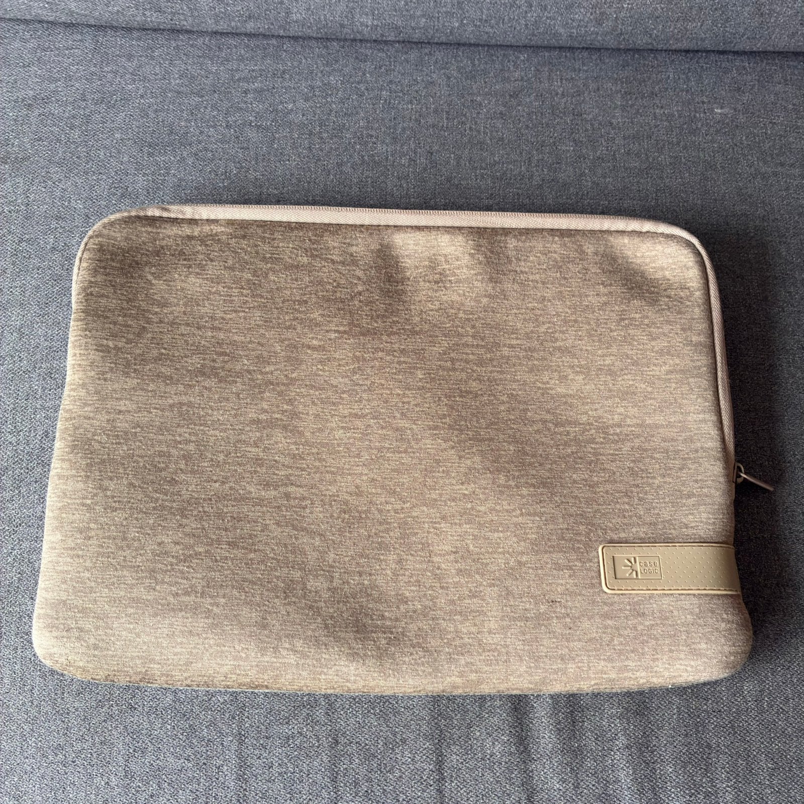 Bijna nieuwe laptop hoes van Case Logic, Computers en Software, Ophalen of Verzenden, 14 inch, Zo goed als nieuw
