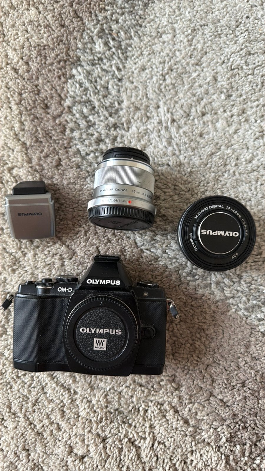Olympus om-d E-M5 + M.Zuiko14-42mm+45mm+Fl-L1, Ophalen, Zo goed als nieuw