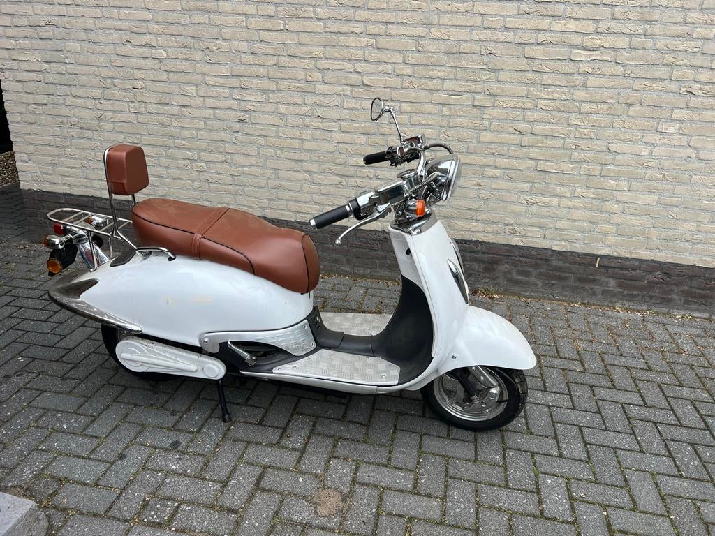 Witte Retro Scooter met Bruin Zadel - Zo Goed als Nieuw €375, Ophalen of Verzenden, Zo goed als nieuw, Benzine, Overige merken