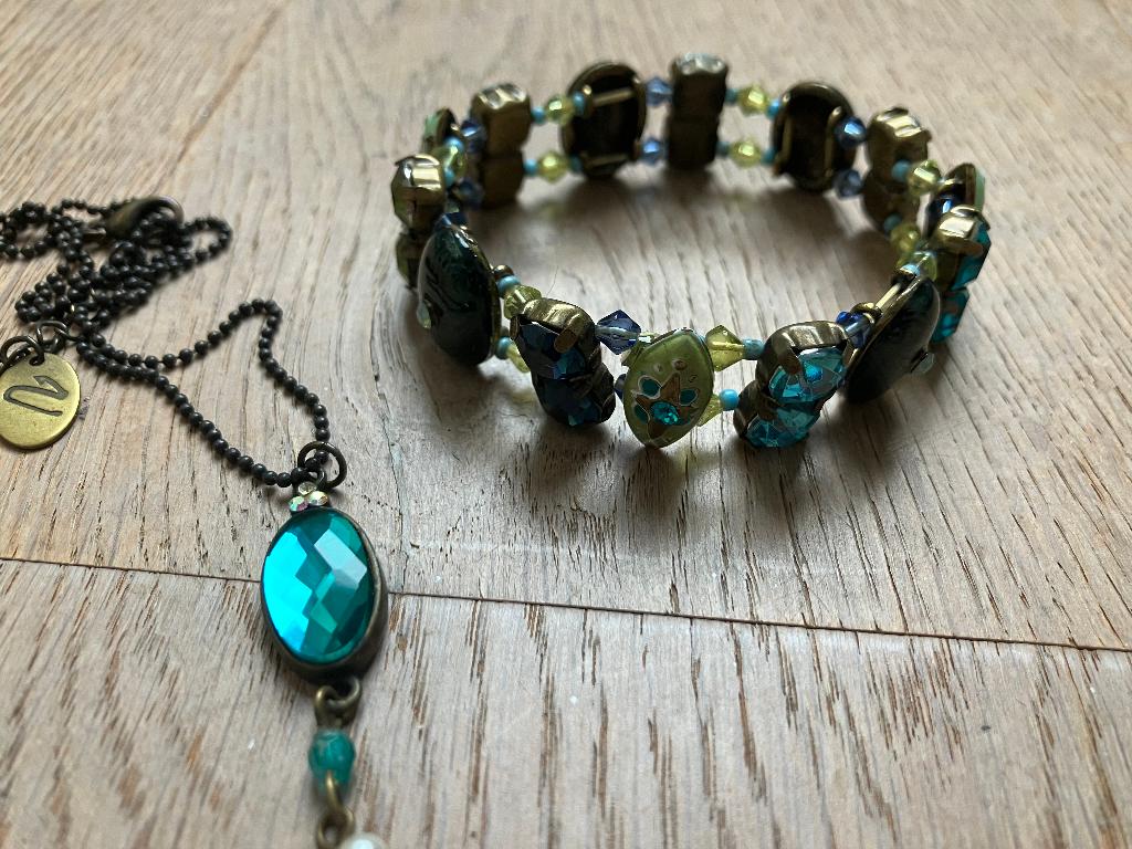 Armband en Ketting | blauw en groene stenen, Blauw, Ophalen of Verzenden, Zo goed als nieuw, Met bedels of kralen