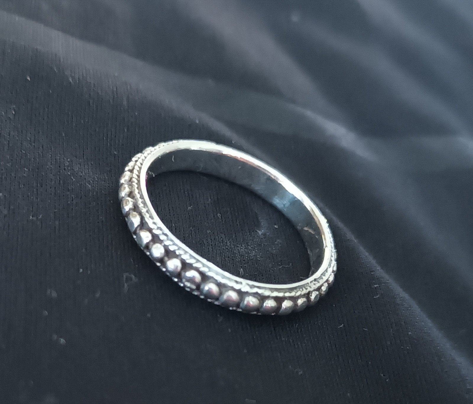 Zilveren ring met bolletjesrand - Maat 17., Gebruikt, Ophalen of Verzenden, 17 tot 18, Dame of Heer