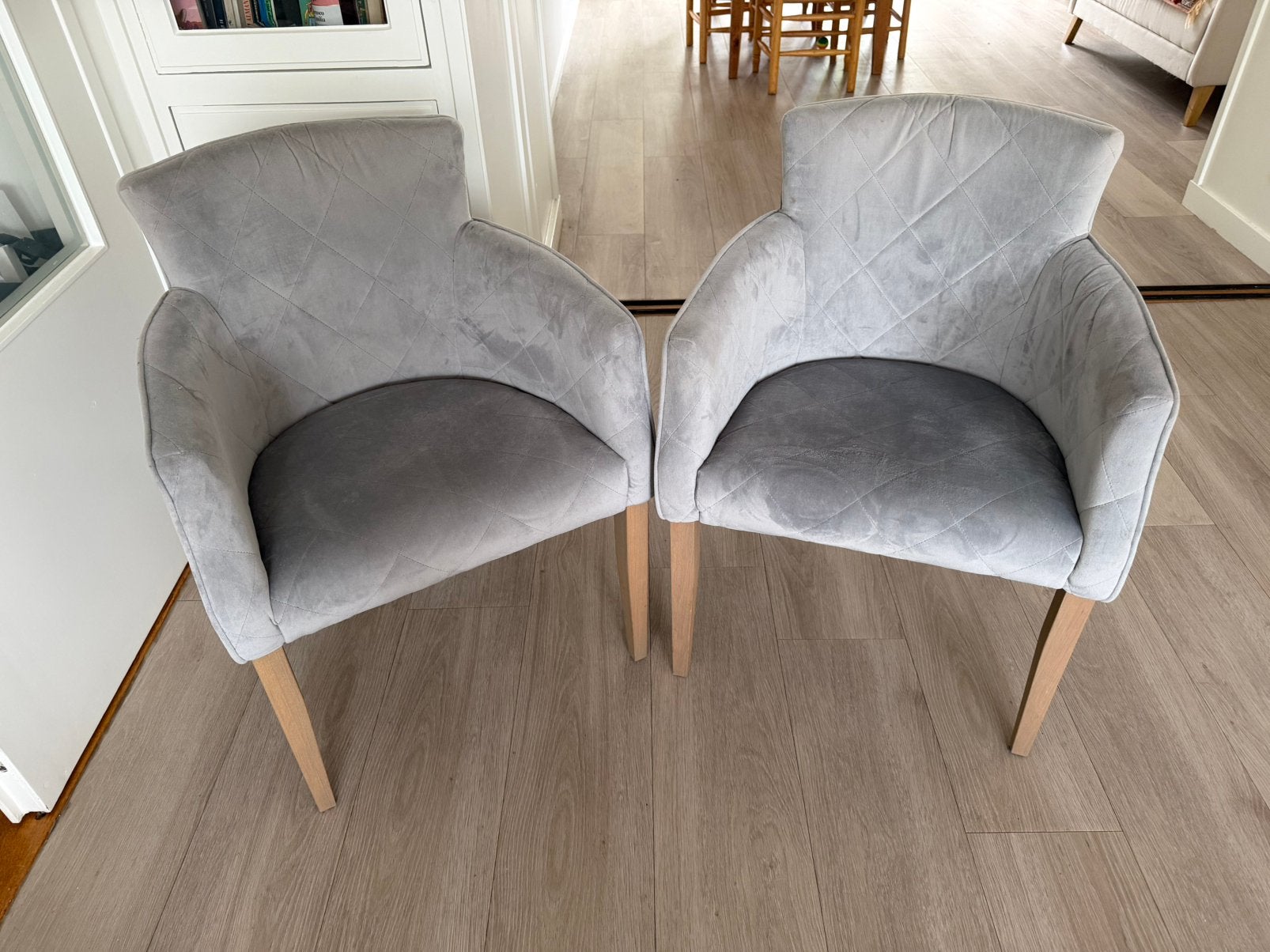 2xRichmond Interiors velvet eetkamerstoelen met armleuningen, Ophalen, Twee, Zo goed als nieuw, Stof