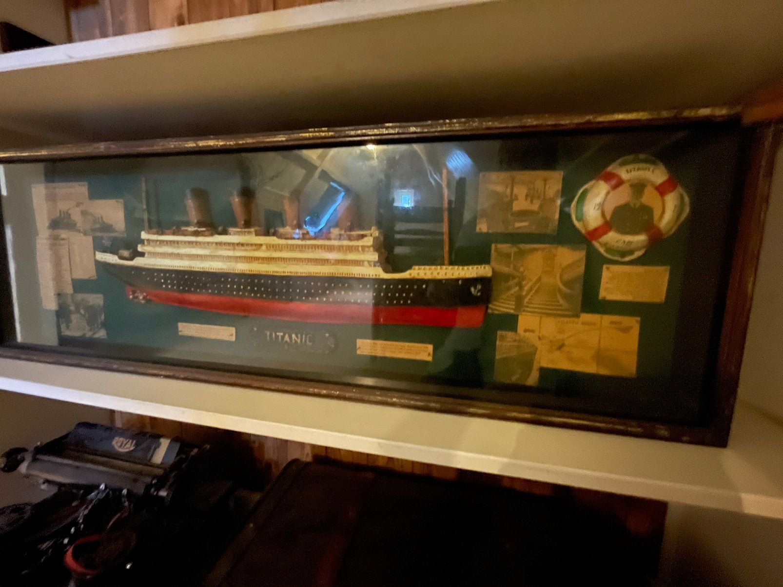 Titanic maritiem decoratie in houten vitrinekast, Ophalen, Zo goed als nieuw, Schaalmodel