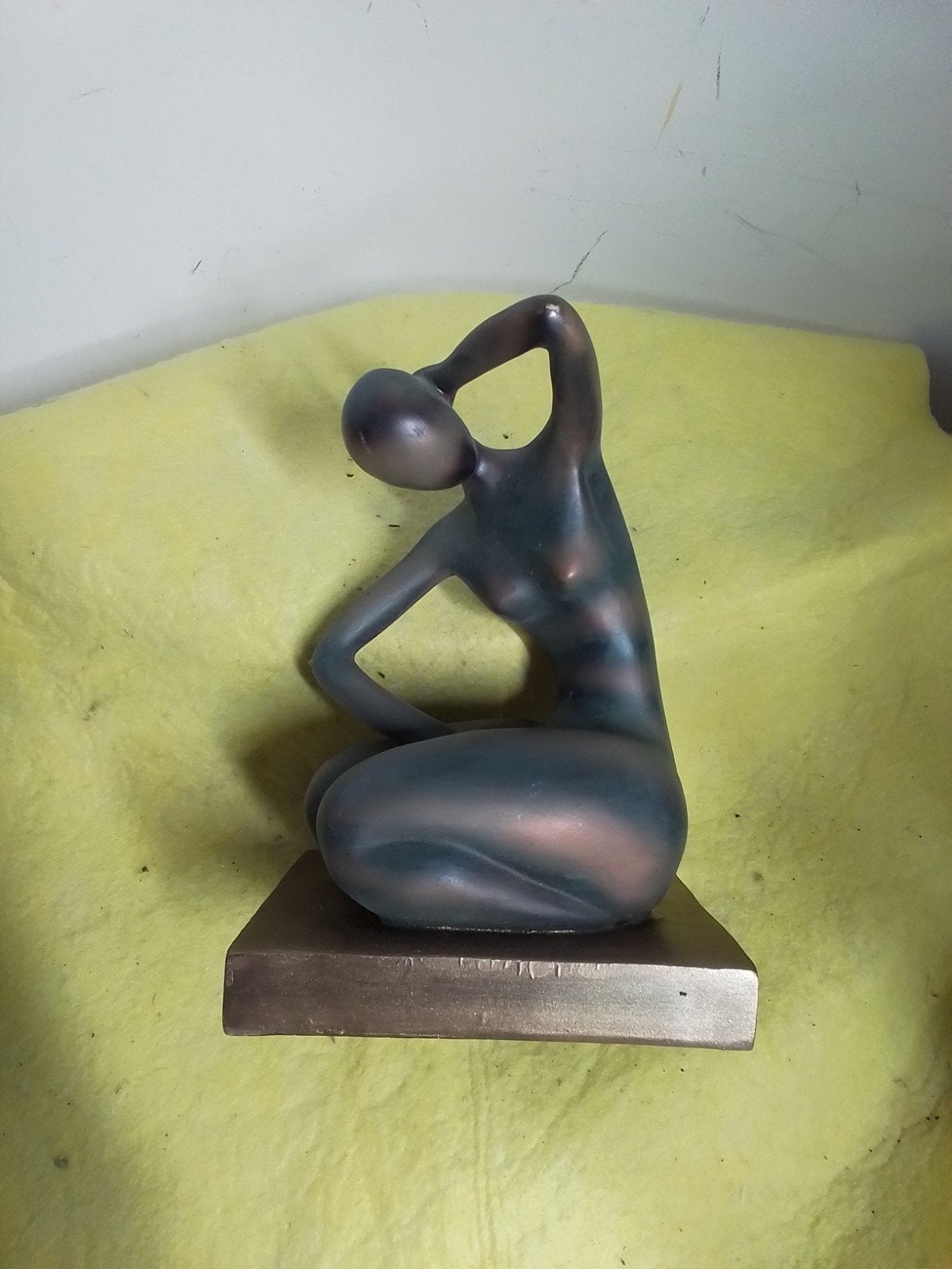 14094) Abstract  beeld zittende vrouw hoog  20cm, Ophalen of Verzenden