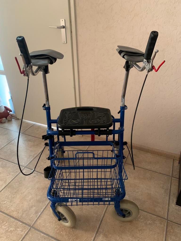 ROLLATOR. Met onderarm steunen, Ophalen, Zo goed als nieuw