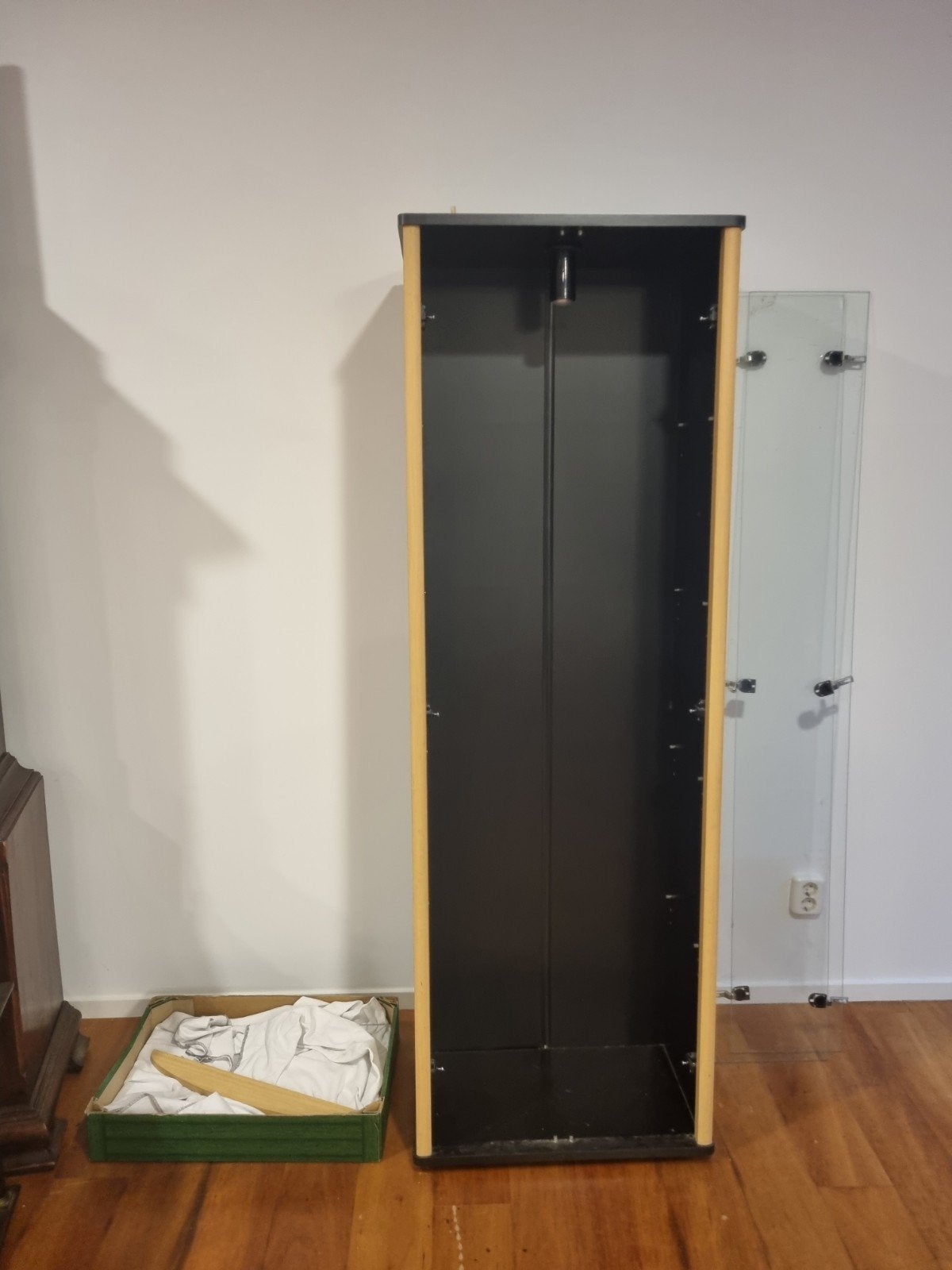 GRATIS vitrinekast met glazen deuren 61 x 35 x 182, Huis en Inrichting, Kasten | Vitrinekasten, Ophalen, Glas, 50 tot 100 cm, 150 tot 200 cm