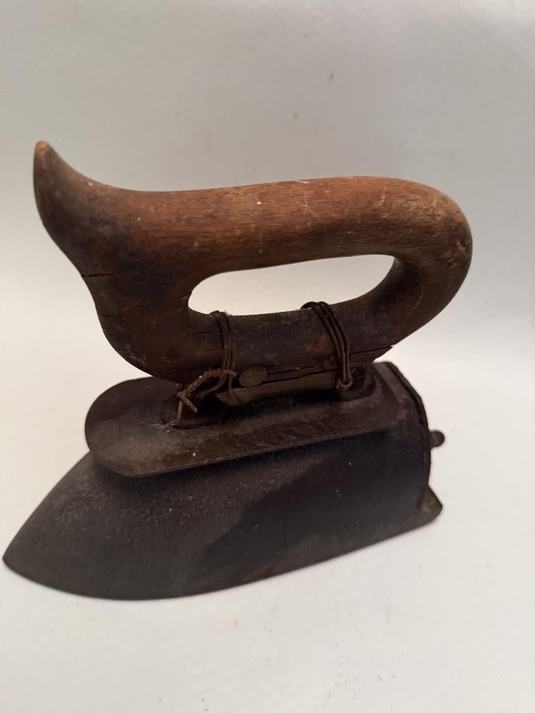 Antiek gietijzeren strijkijzer met houten handvat, Antiek en Kunst, Ophalen of Verzenden
