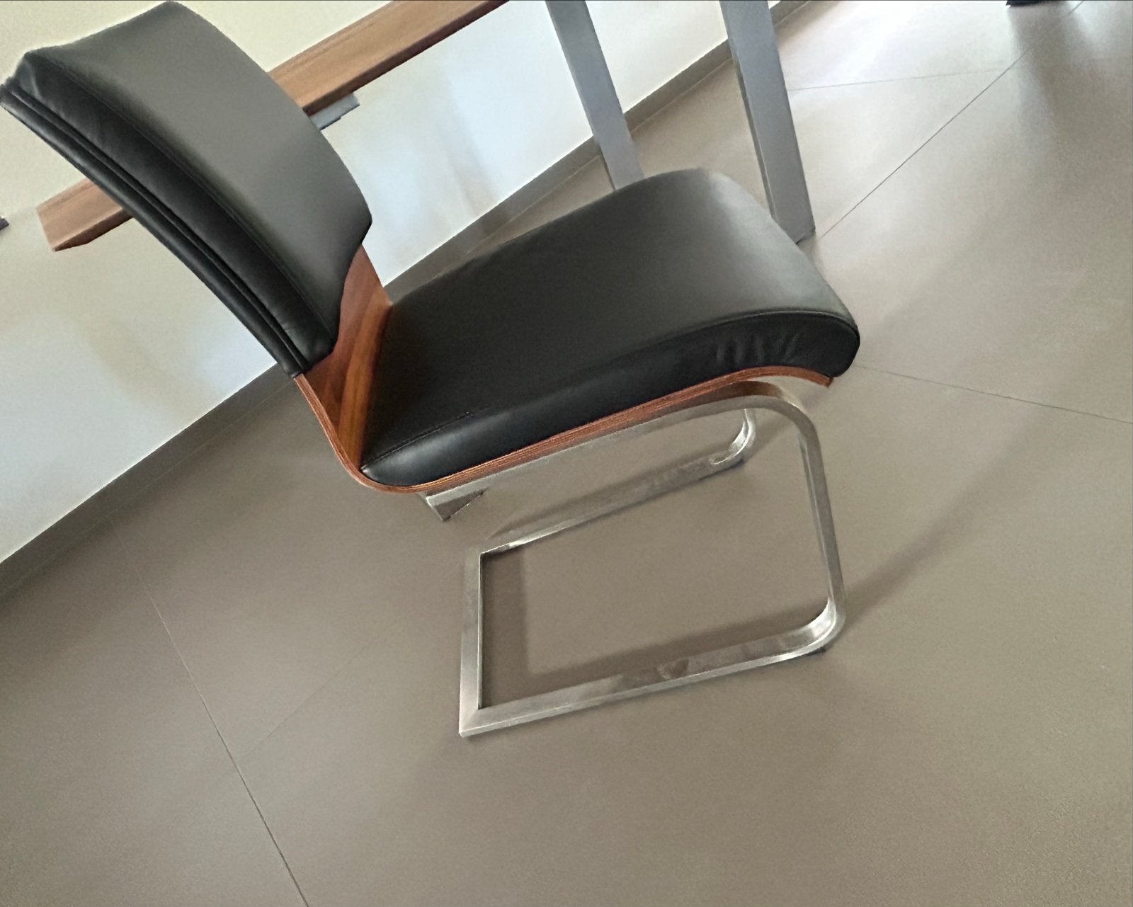 Design stoel met notenhout en geborsteld RVS poten, Gebruikt, Zwart, Ophalen of Verzenden, Eén