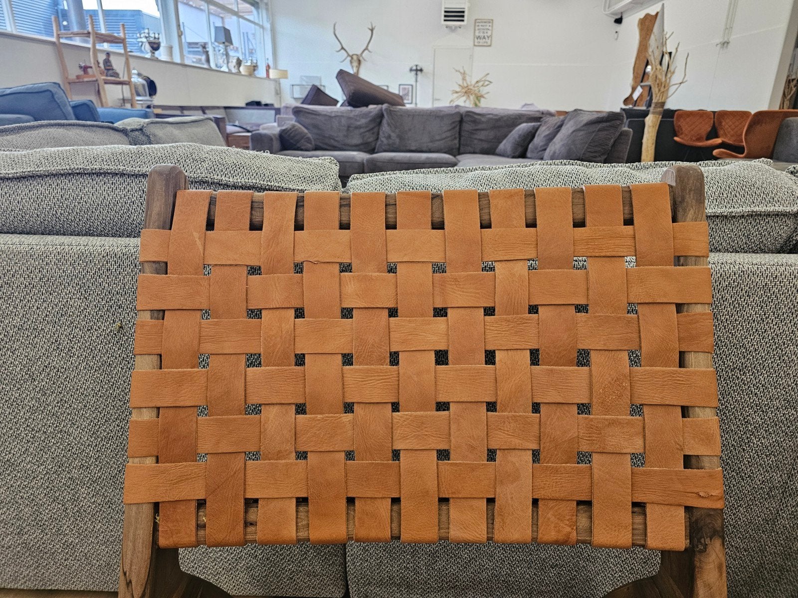 Handgemaakte walnoot lounge chair - Gevlochten leder - Cogna, Huis en Inrichting, Stoelen, Ophalen, Leer, Home Friesland, Zo goed als nieuw