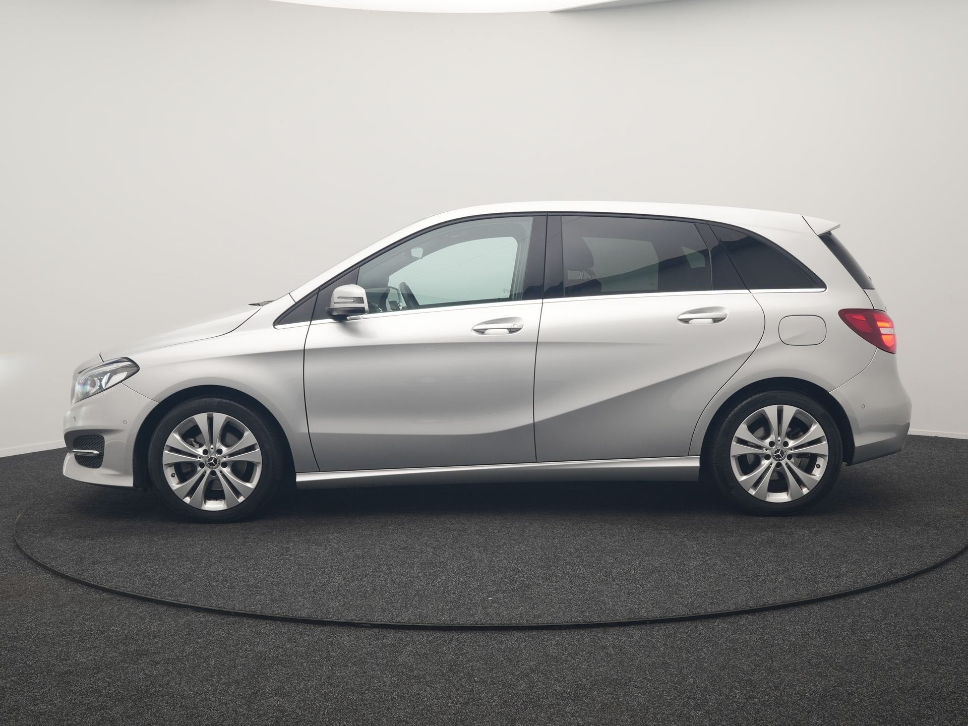Mercedes-Benz B-Klasse 180 123pk Dealer O.H | Trekhaak | Cam, Auto's, 1325 kg, Gebruikt, 4 cilinders, 122 pk