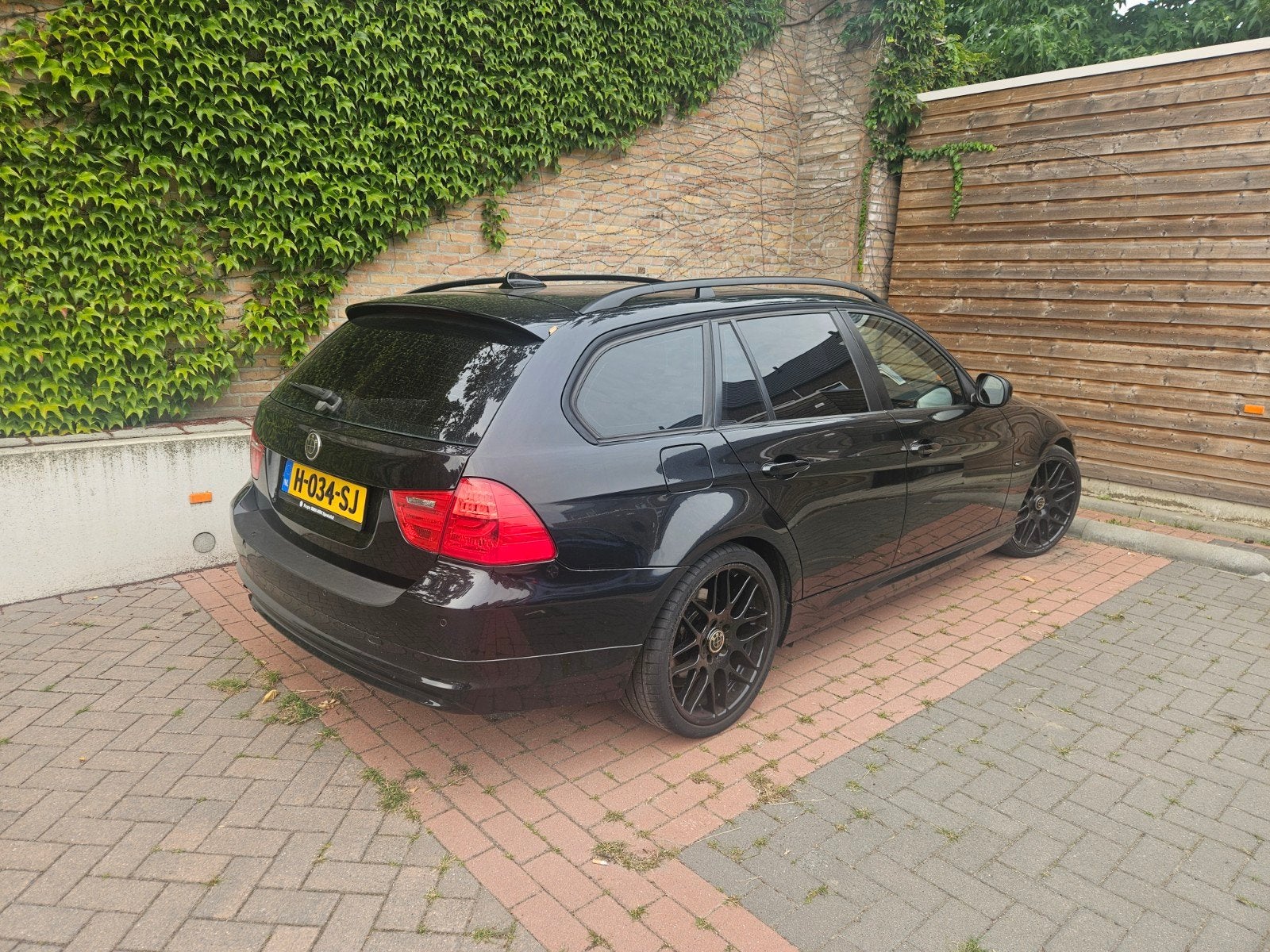 BMW 2.0 318 I Touring AUT 2009 Zwart lees tekst !, Auto's, Automaat, Achterwielaandrijving, 1995 cc, 1435 kg