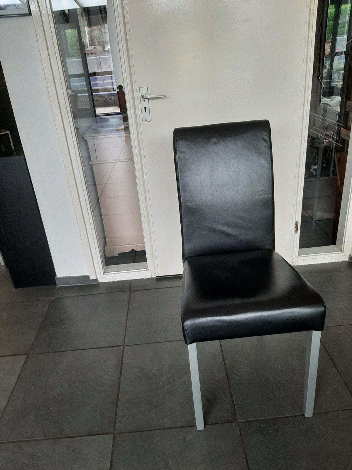 Zwarte eetkamerstoelen met lederen bekleding, Ophalen, Gebruikt, Zwart, Modern