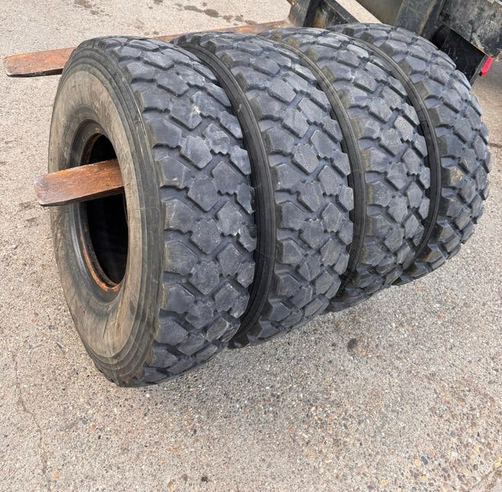 Gebruikte banden 255/100R16 met lichte droogtescheurtjes, Auto-onderdelen, Ophalen, Voor, Bumper