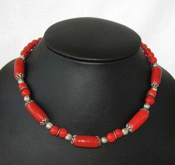 Mooi koraalrood collier - zilverkleurige metalen ornamenten, Sieraden, Tassen en Uiterlijk, Kettingen, Ophalen, Zo goed als nieuw