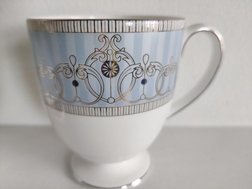 2 porseleinen Wedgwood Alexandra bekers mokken blauw zilver, Huis en Inrichting, Keuken | Servies, Ophalen of Verzenden, Zo goed als nieuw