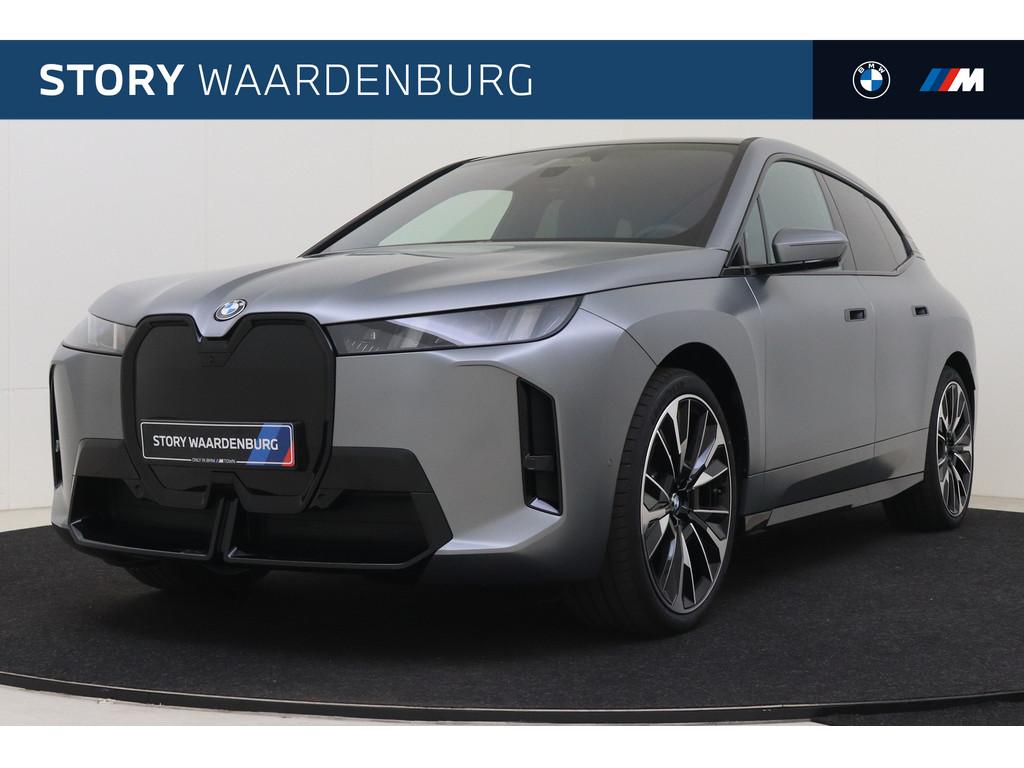 BMW iX xDrive60 M Sport / Panoramadak Sky Lounge / Trekhaak, Automaat, IX, Leder, 2480 kg