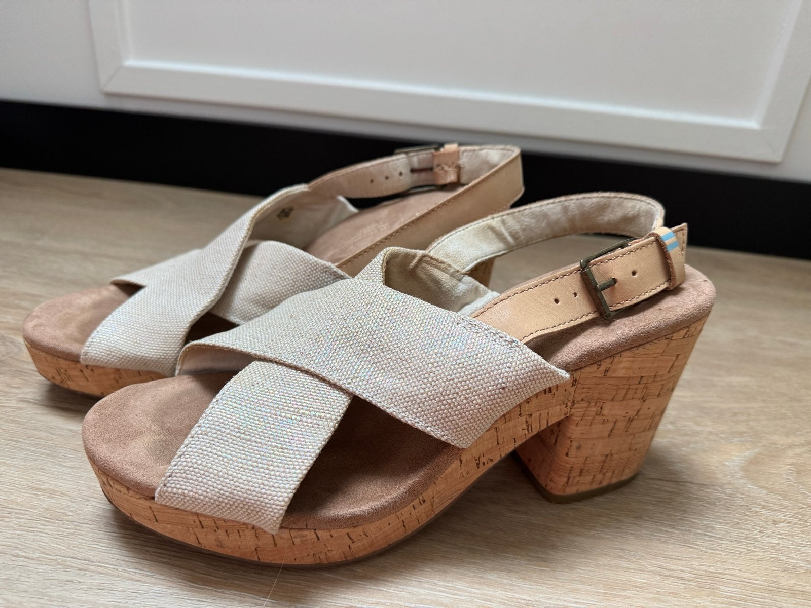 TOMS Sandalen met kurk hakken - Zo goed als nieuw maat 40, Kleding | Dames, Beige, Zo goed als nieuw, Sandalen of Muiltjes, Ophalen of Verzenden