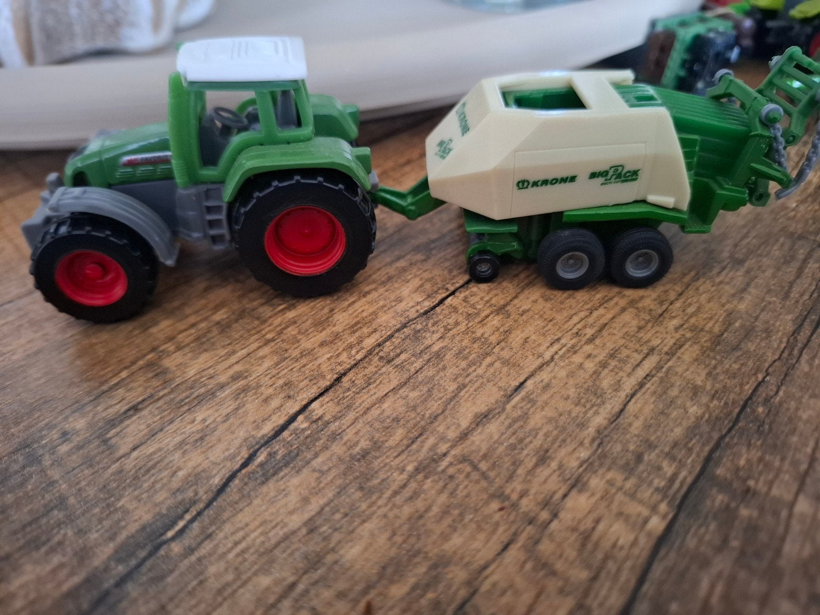 siku  tractor met balenpers - Groen, Ophalen of Verzenden, Nieuw, Hijskraan, Tractor of Landbouw, SIKU