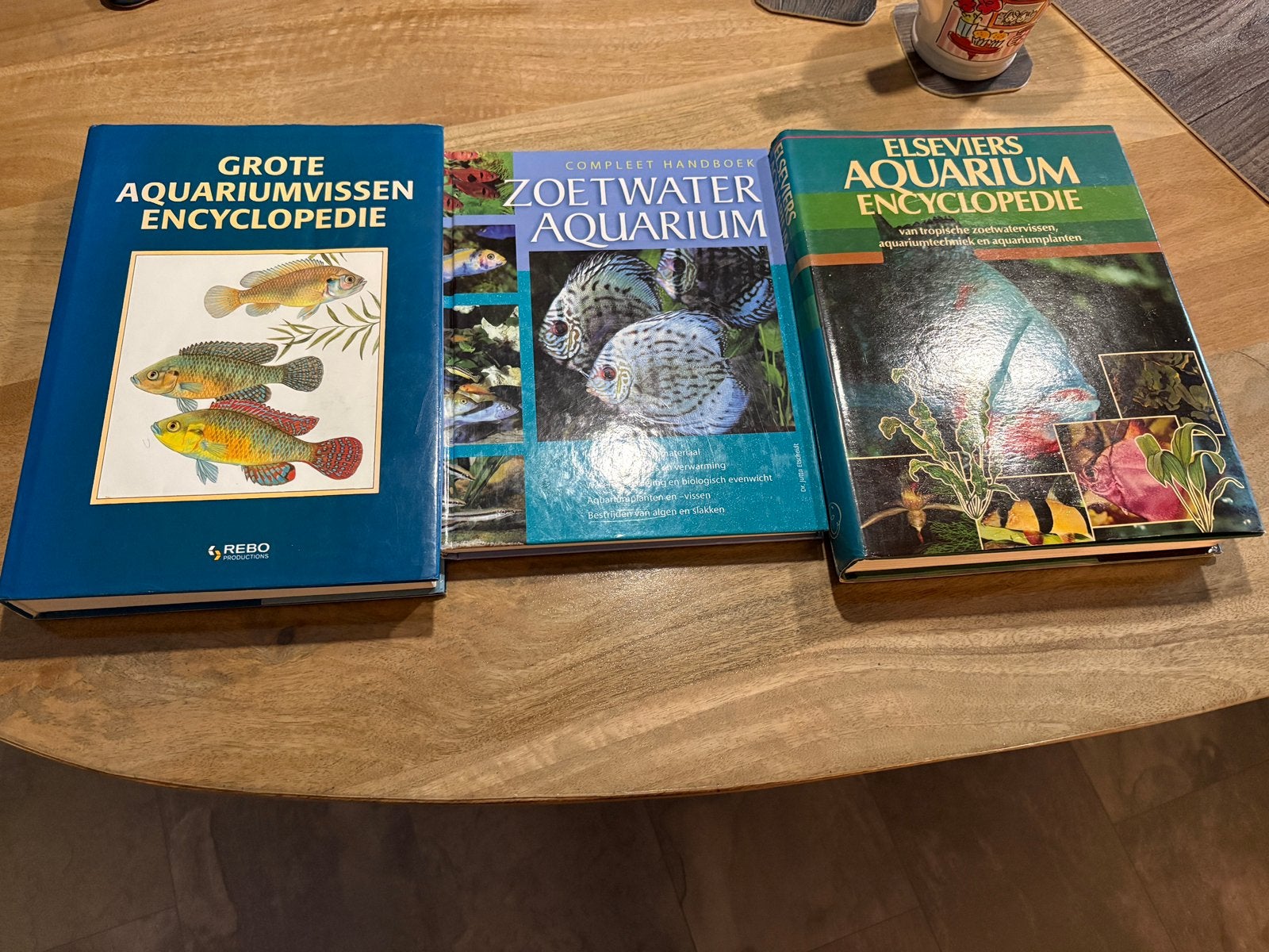 3 Aquarium boeken voor zoetwater vissen, Dieren en Toebehoren, Ophalen of Verzenden, Zo goed als nieuw, Gevuld zoetwateraquarium