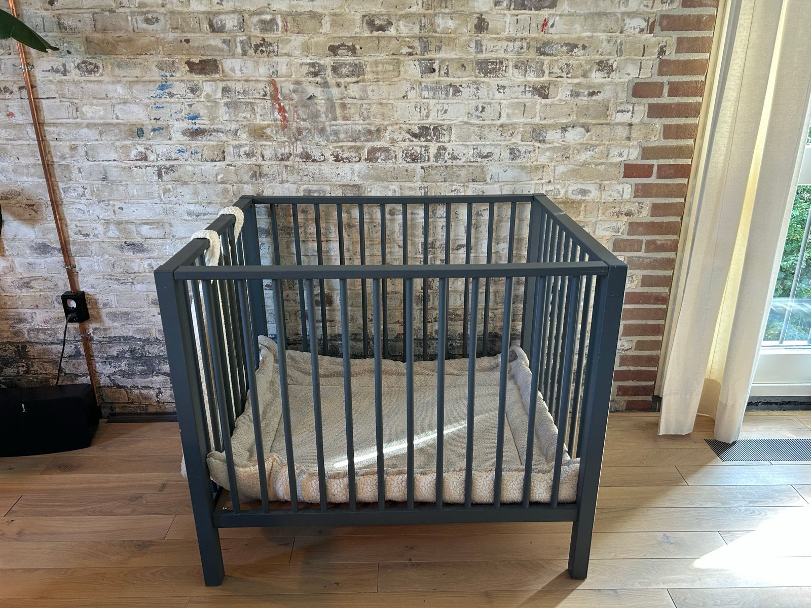 Donkergrijze box met boxkleed en speelgoedzak, Kinderen en Baby's, Boxen, Ophalen, Gebruikt, Vierkant, Boxkleed