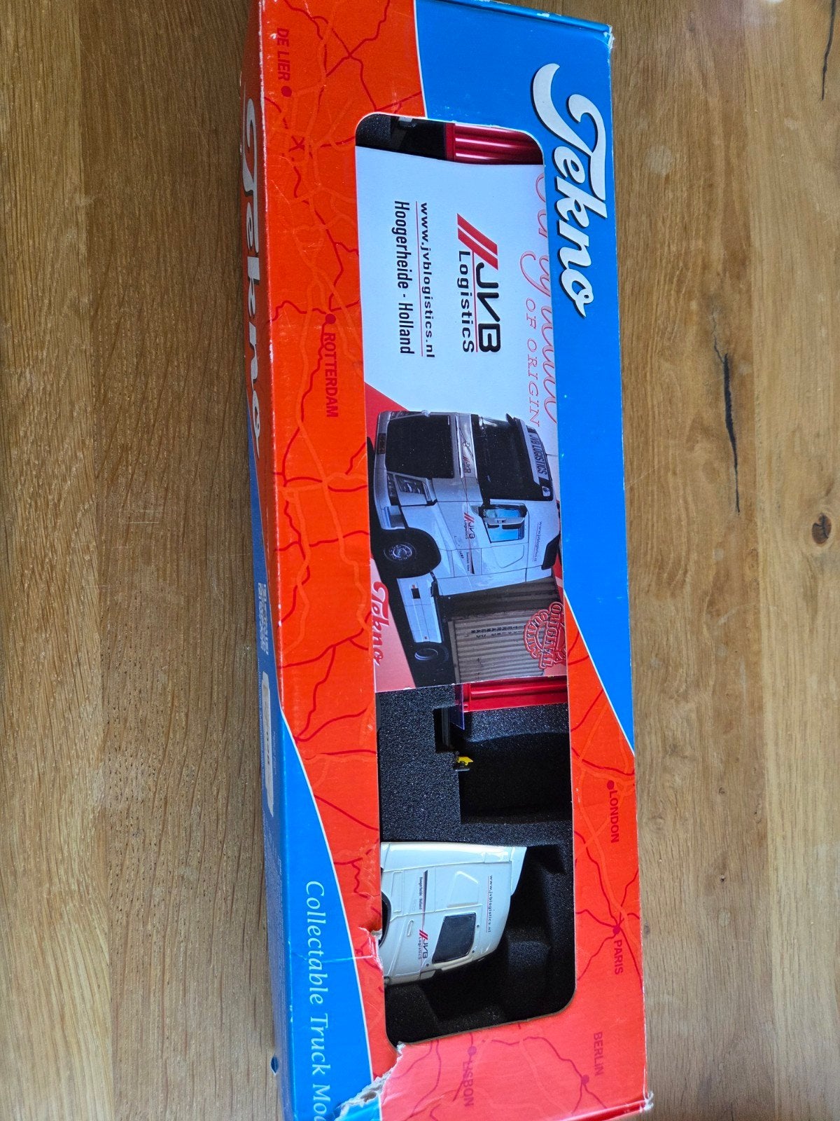 Tekno Volvo JVB logistics met container en oplegger, Hobby en Vrije tijd, Modelauto's | 1:50, Ophalen of Verzenden, Nieuw, Bus of Vrachtwagen