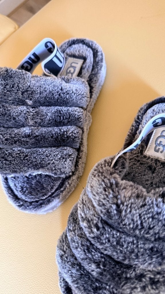 Nieuw: UGG Fluff Yeah Slide sandalen donkergrijs wol mt 38, UGG, Verzenden, Nieuw, Sandalen of Muiltjes
