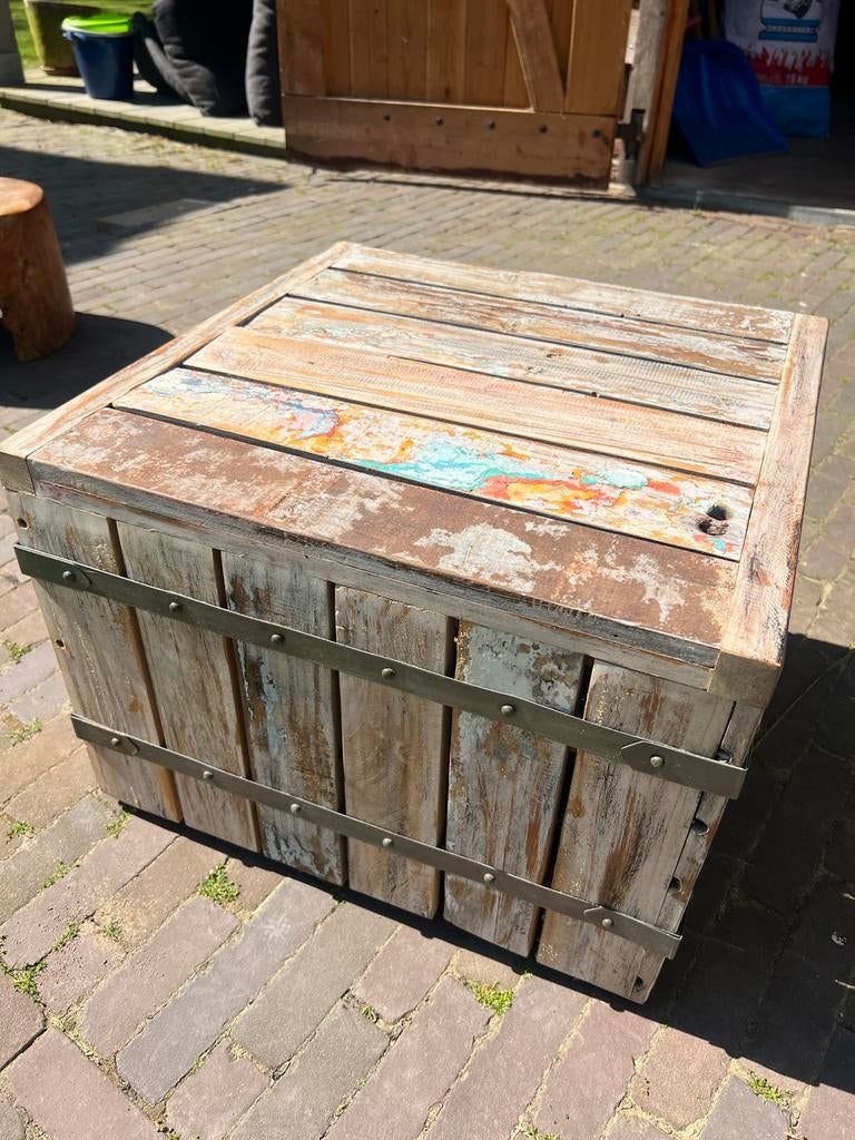 Unieke houten bijzettafel met metalen banden, Ophalen, Gebruikt, 50 tot 100 cm, 50 tot 75 cm