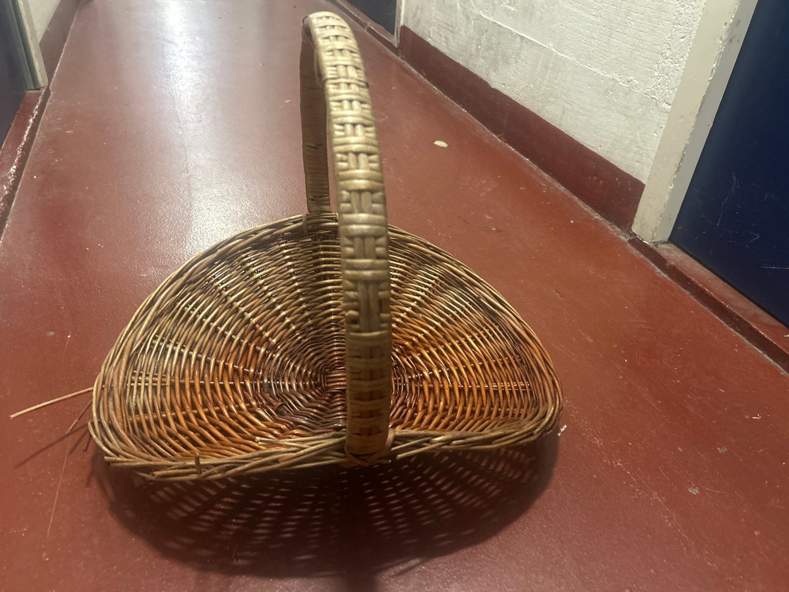 Vintage rieten mand met hengsel, Huis en Inrichting, Ophalen, Gebruikt, Mand, Riet