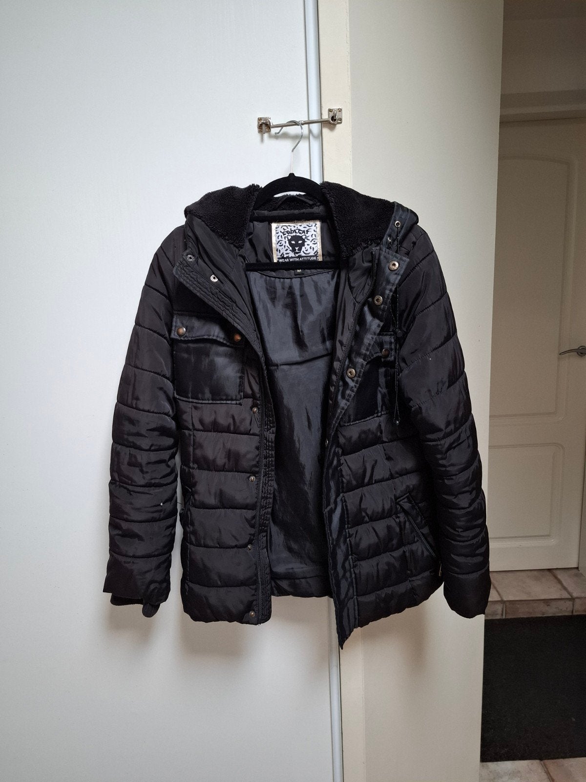 Zwarte jas met capuchon, Maat 38/40 (M), Zwart, Ophalen of Verzenden, Onbekend