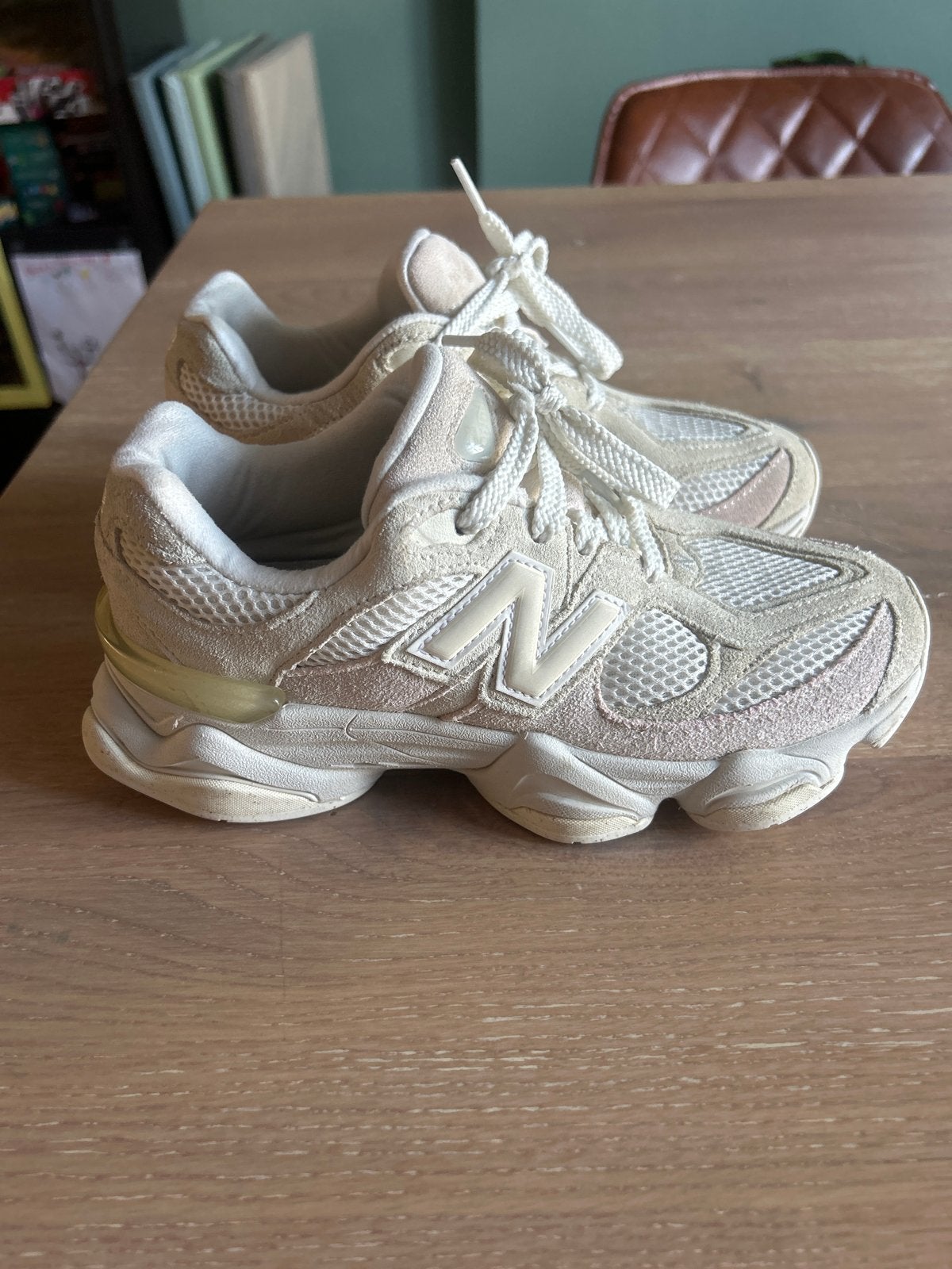 New Balance 9060 Sneakers - Beige/Licht Roze - Maat 35, Ophalen of Verzenden, Zo goed als nieuw, Beige, Sneakers of Gympen