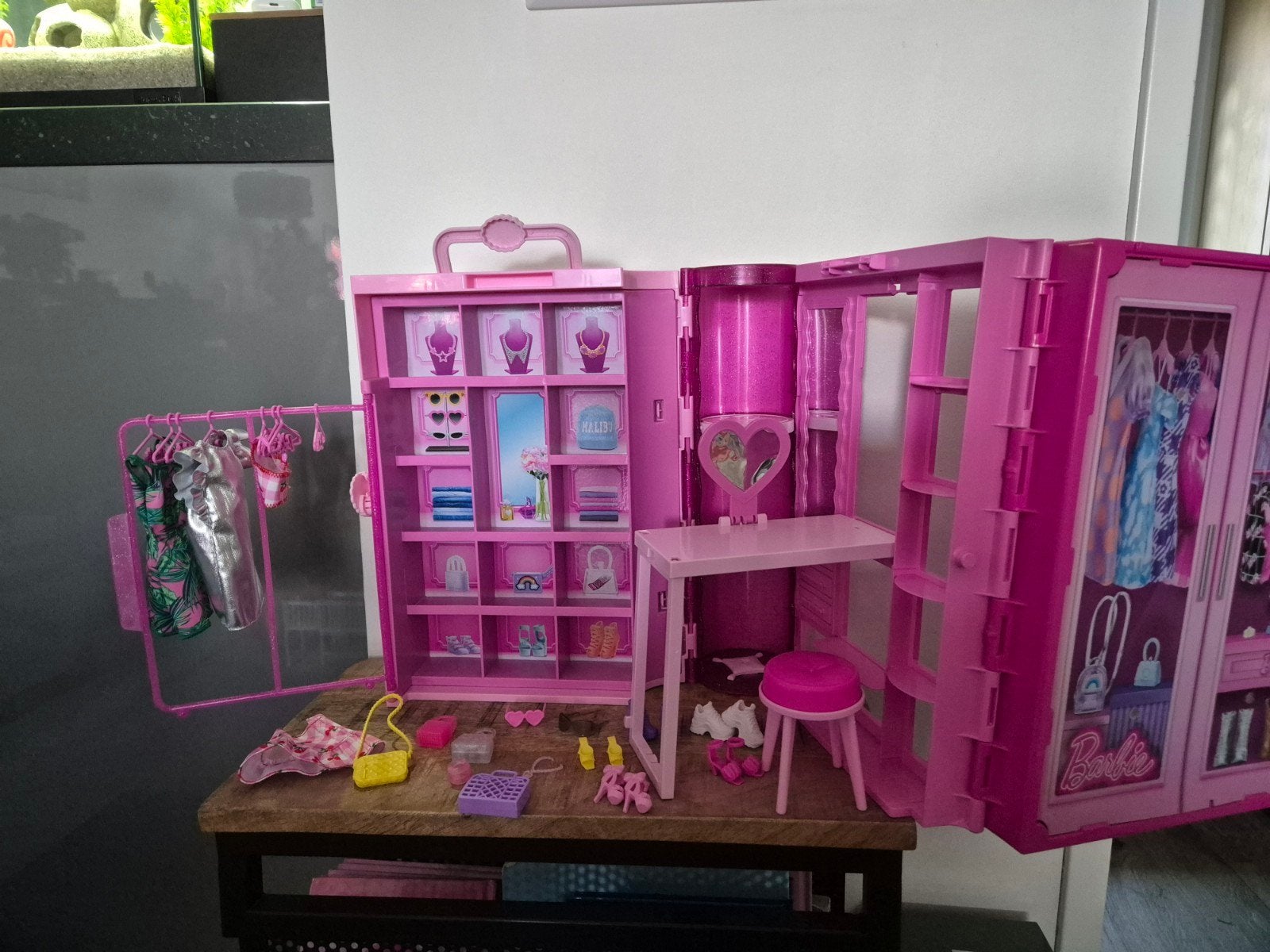 Barbie Kledingkast met Accessoires - Complete Set, Kinderen en Baby's, Ophalen of Verzenden, Zo goed als nieuw, Barbie
