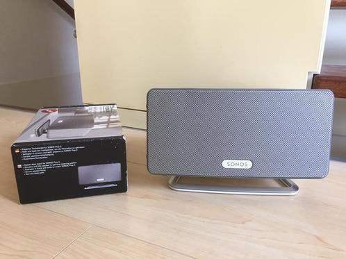 Sonos Play 3 (wit), op Flexson Tafelstand (in doos)., Audio, Tv en Foto, Ophalen, Stereo speakers, Inclusief kabels, Zo goed als nieuw