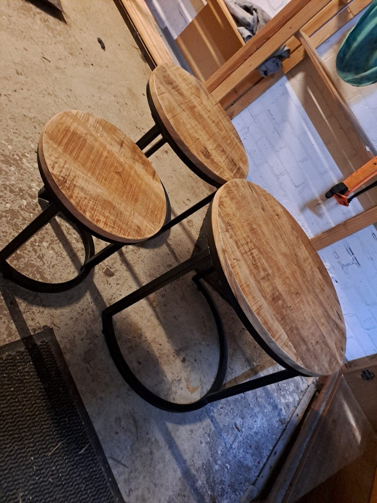 Set van 3 bijzettafeltjes van mangohout, Ophalen, Zo goed als nieuw, Rond, Hout