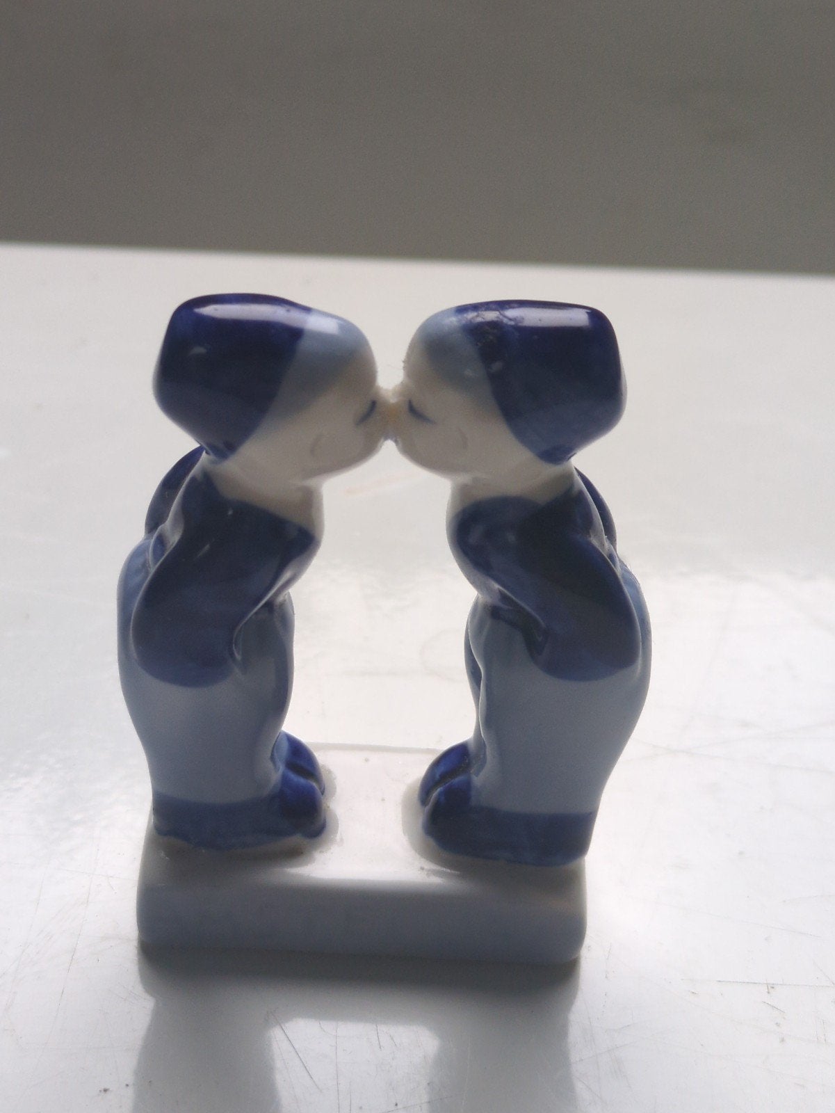 Zeldzaam Vintage Delfts Blauw Kussend  GAY BOYS CA 19, Verzamelen, Ophalen of Verzenden, Zo goed als nieuw, Mens