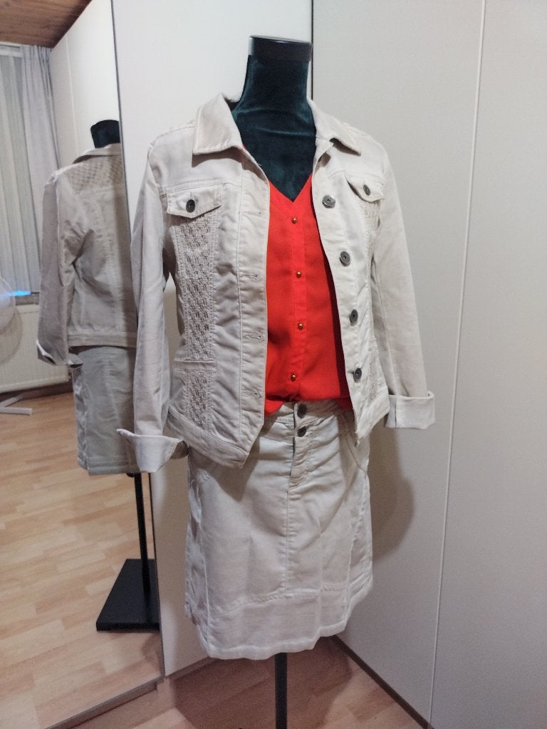 Te koop aangeboden: Dames set, jasje, rok, shirt en blouse., Ophalen of Verzenden, Zo goed als nieuw, Maat 38/40 (M)